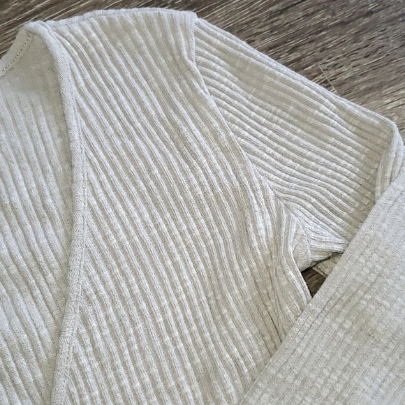 Forever 21 Long Sleeve Gray Top - Picture 4 of 7